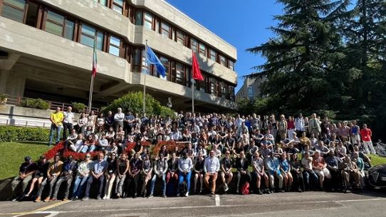 Gruppbild av deltagarna på plats i Trieste framför ICTP:s lokaler.