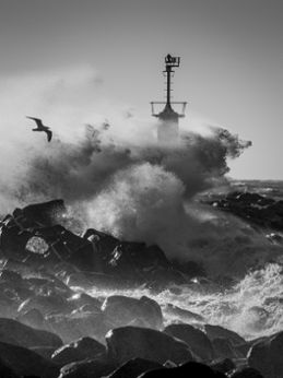 Vågorna slår in i Glommens hamn under stormen Malik