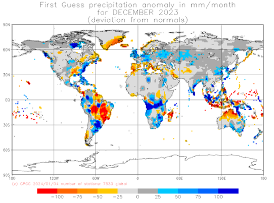 Bilden visar en världskarta med nederbördens avvikelse från det normala under december 2023.