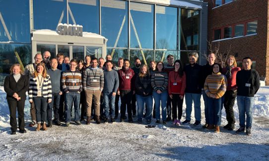 Ett tjugotal medarbetare från SMHIs klimatforskningsenhet står framför SMHIs huvudkontor.