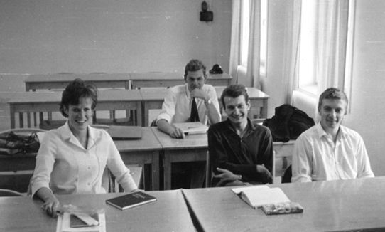 Fyra elever i klassrum 1965