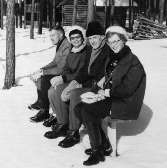 Fyra personer på bänk i snö och sol 1960-tal.