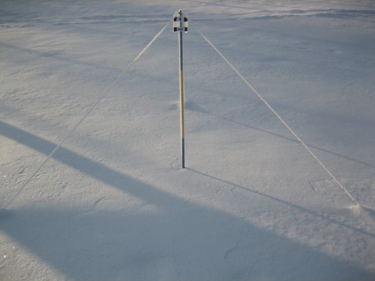 Mätpinne för snödjup vid SMHIs mätplats.