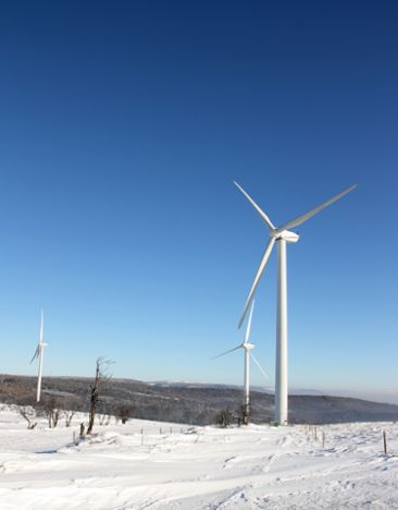 Bild på vindkraftverk i vintermiljö