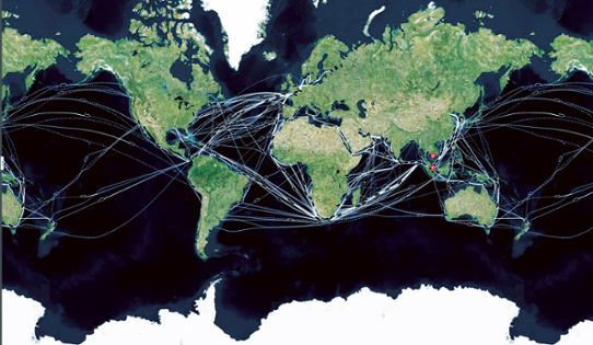Världskarta med fartyg som vägleds