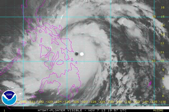 Orkanen Haiyan på väg in över Filippinerna