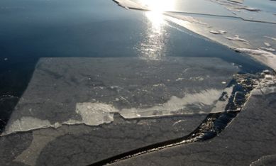 Flygbild på nybildad is 