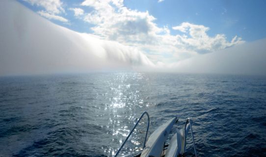 Ovanligt fenomen i dimma över hav