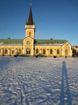 Borgholms kyrka på Öland den 30 december. Notera fotografens långa skugga.