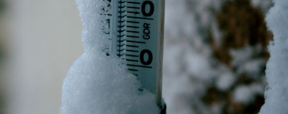 Termometer med snö och frost, foto.
