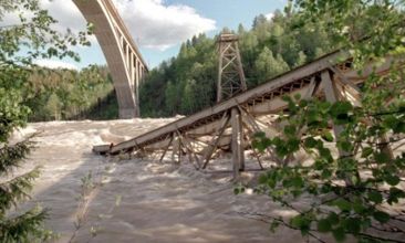 Järnvägsbro rasar ner i älven under vårfloden 1995