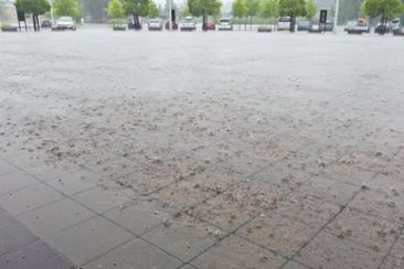 Kraftigt regn på parkeringsplats