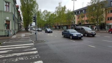 Gaturum med trafik, Västra Esplanaden i Umeå maj 2015