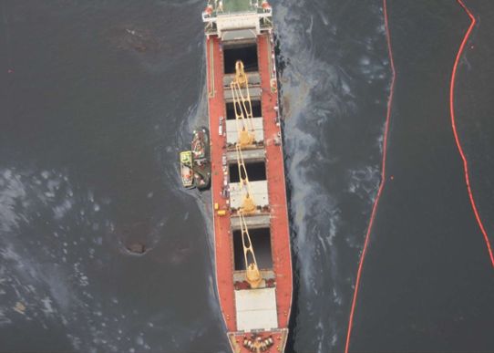 Fartyg med oljeläckage