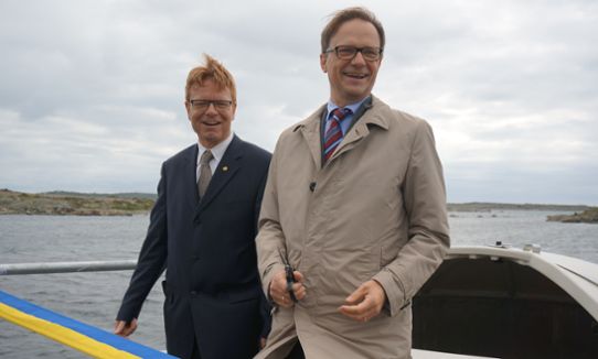 Mats Viberg, prorektor Chalmers, och Rolf Brennerfelt, generaldirektör SMHI, inviger supermareografen vid Onsala.