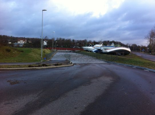 Skälderviken under stormen Gorm november 2015, bilvägen har fyllts med inströmmande havsvatten.