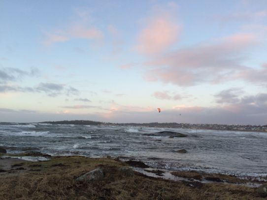 Bilden visar en vindsurfare bland vågorna. 